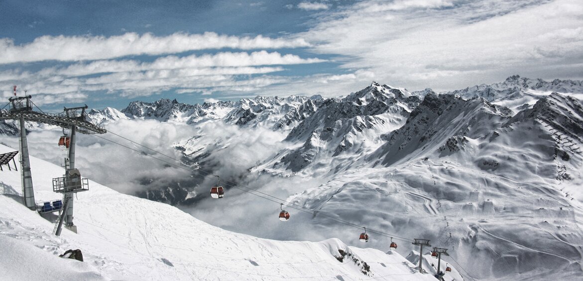 Eine Bahn schwebt auf den Berg hoch in wunderschöner Winterlandschaft in der Silvretta Montafon | © Silvretta Montafon