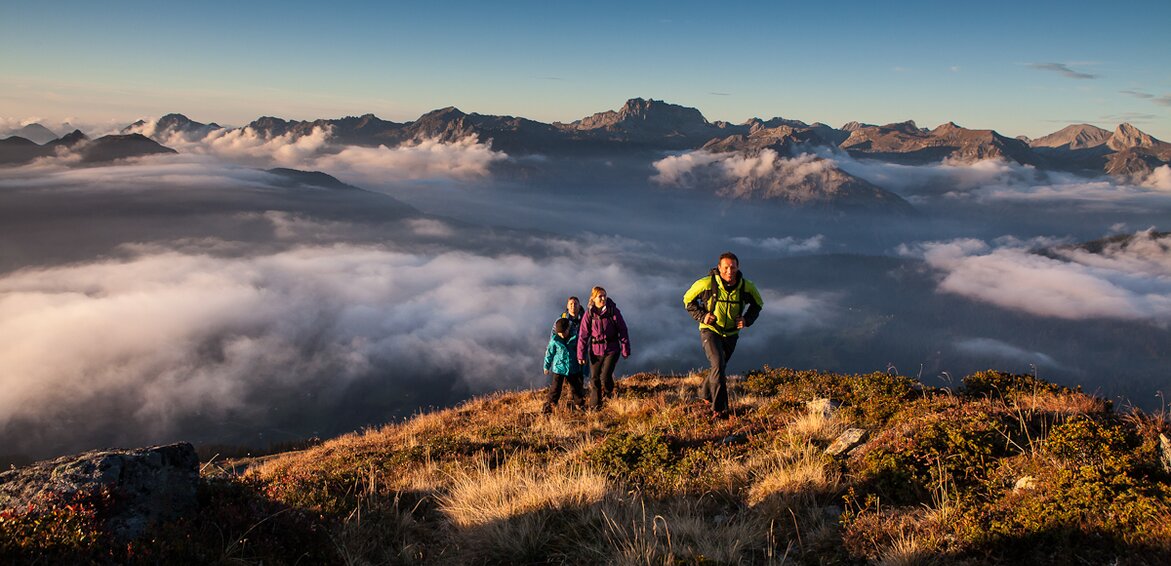 Drei Personen wandern im Abendlicht am Berg in der Silvretta Montafon. | © Silvretta Montafon - Daniel Zangerl