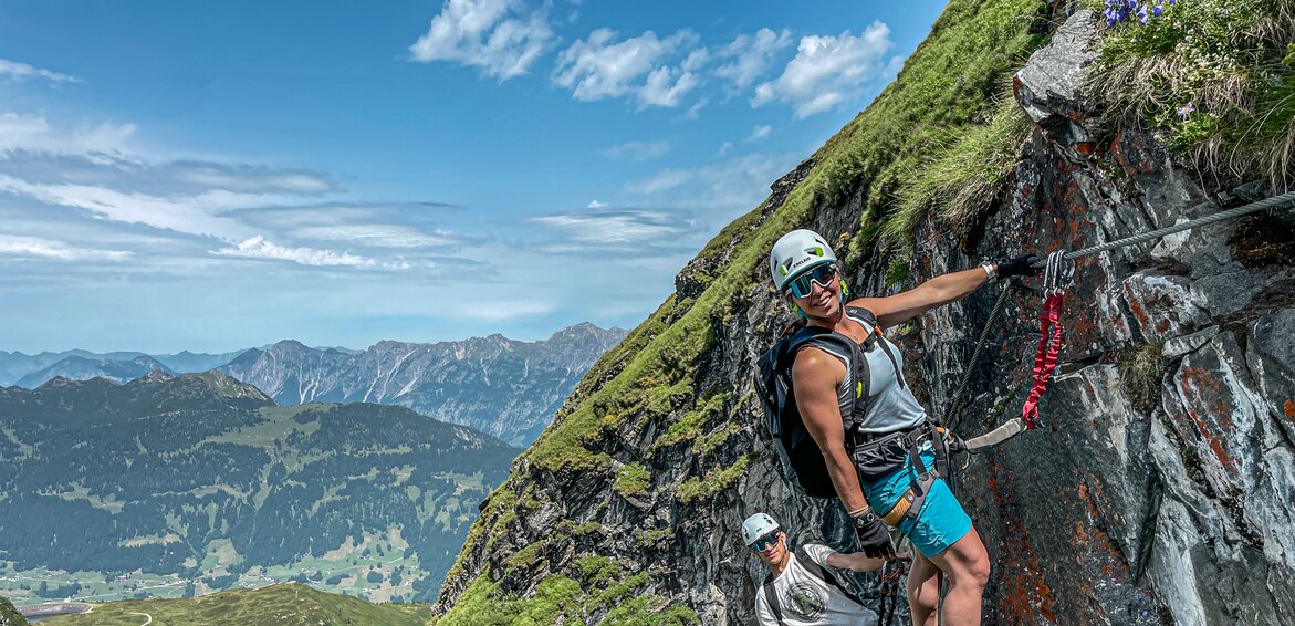 Zwei Kletterer in der Wand am Klettersteig Hochjoch in der Silvretta Montafon. | © Silvretta Montafon - Vanessa Strauch