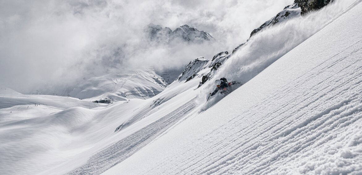 Skifahrer fährt durch den Tiefschnee in der Silvretta Montafon | © Silvretta Montafon - Michael Müller