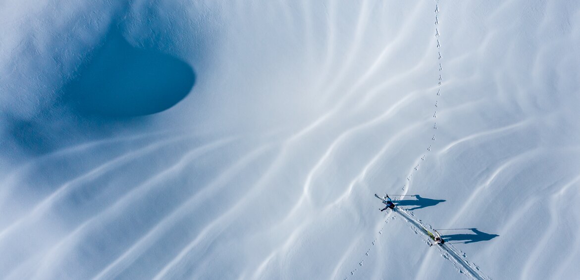 Zwei Freerider ziehen ihre Spuren im frischen Schnee durch das Gebiet der Silvretta Montafon. | © Silvretta Montafon - Highland Production