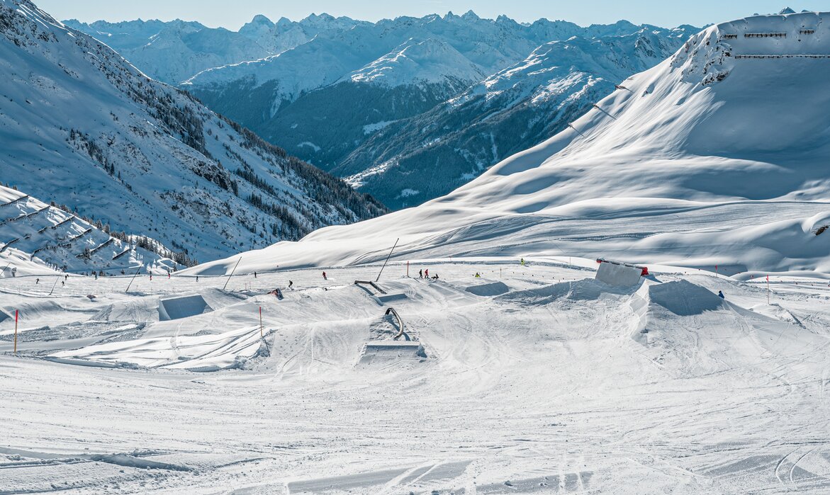 Aussicht auf den Snowpark Montafon und die umliegenden Berge in der Silvretta Montafon. | © Silvretta Montafon - goodguypaez