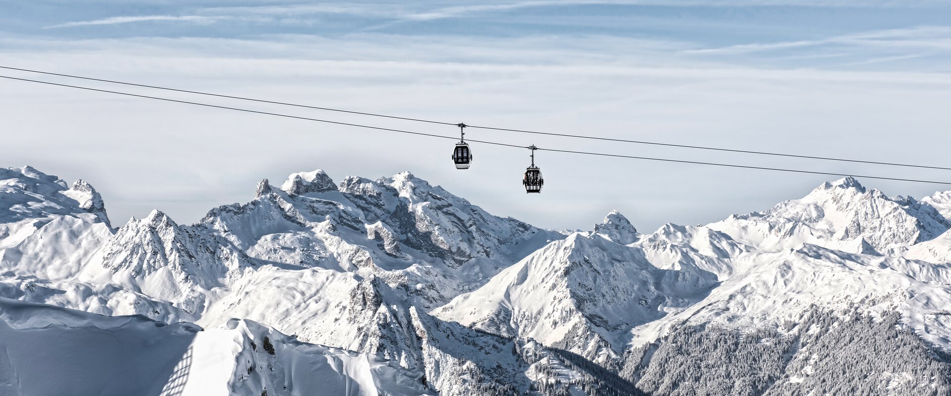 Panorama Bahn - Silvretta Montafon | © Silvretta Montafon - Patrick Säly Eine Bahn schwebt auf den Berg hoch in wunderschöner Winterlandschaft in der Silvretta Montafon | © Silvretta Montafon - Patrick Säly