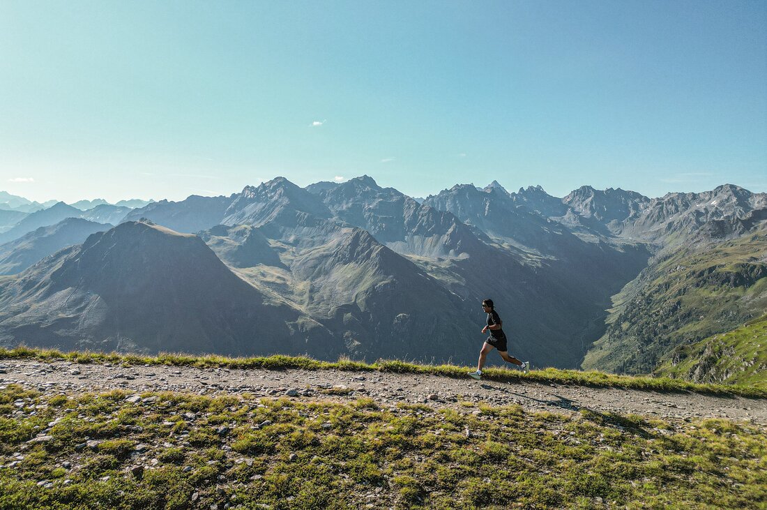 Trailrunner - Silvretta Montafon | © Silvretta Montafon - Vanessa Strauch Ein Trailrunner auf einem aussichtsreichem Trail in der Silvretta Montafon. | © Silvretta Montafon - Vanessa Strauch