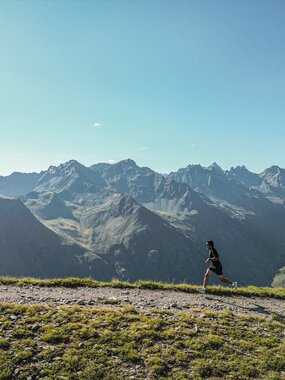 Trailrunner - Silvretta Montafon | © Silvretta Montafon - Vanessa Strauch Ein Trailrunner auf einem aussichtsreichem Trail in der Silvretta Montafon. | © Silvretta Montafon - Vanessa Strauch