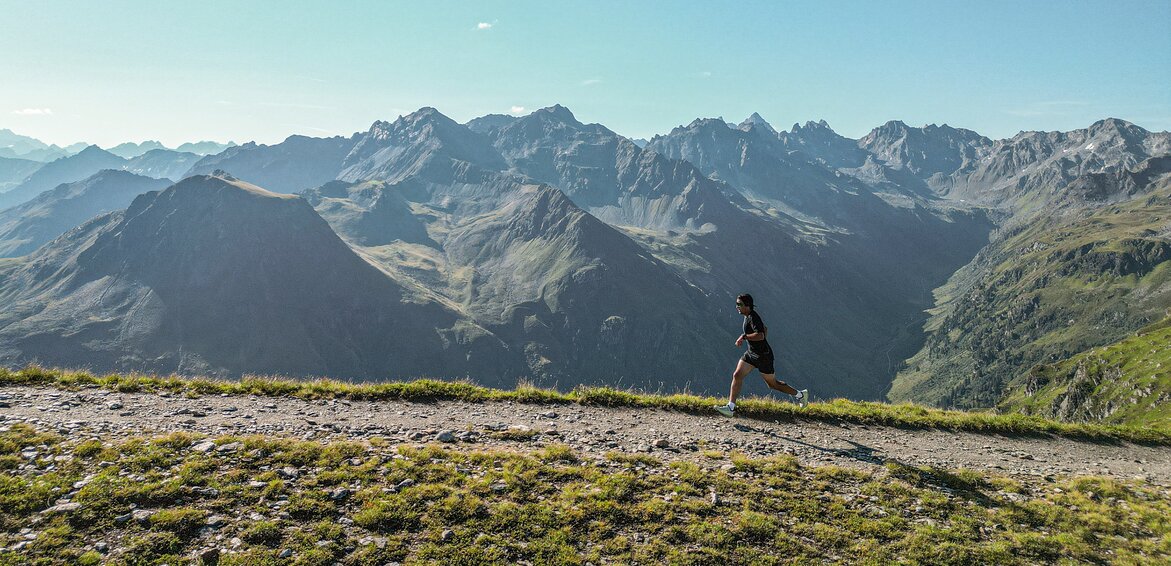 Ein Trailrunner auf einem aussichtsreichem Trail in der Silvretta Montafon.   | © Silvretta Montafon - Vanessa Strauch