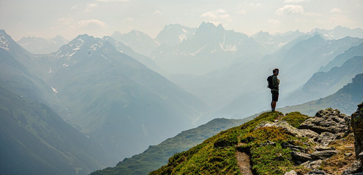 Ein Wanderer am Grat mit Aussicht über die Gipfel der Silvretta Montafon. | © Silvretta Montafon - Vanessa Strauch