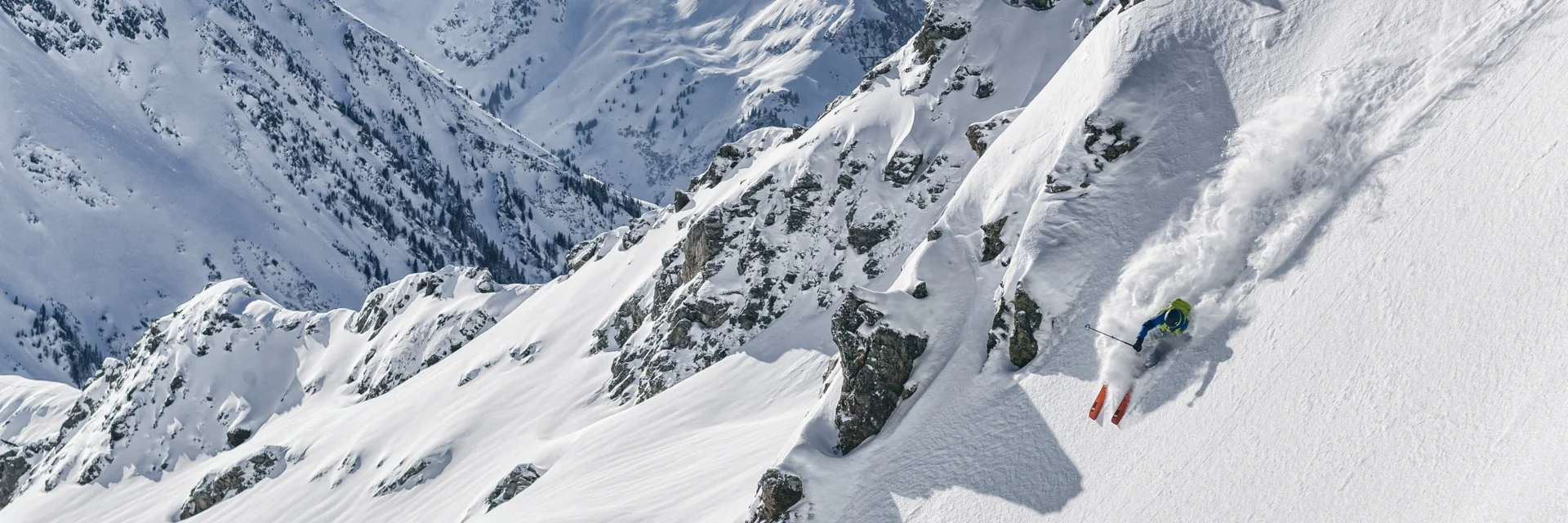 Ein Skifahrer zieht seine Line im Freeridegebiet Silvretta Montafon  | © Silvretta Montafon - Michael Müller