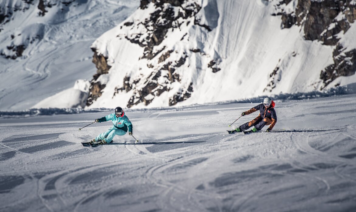 zwei Skifahrer fahren parallel eine Piste der Silvretta Montafon hinunter.  | © Silvretta Montafon - Daniel Hug