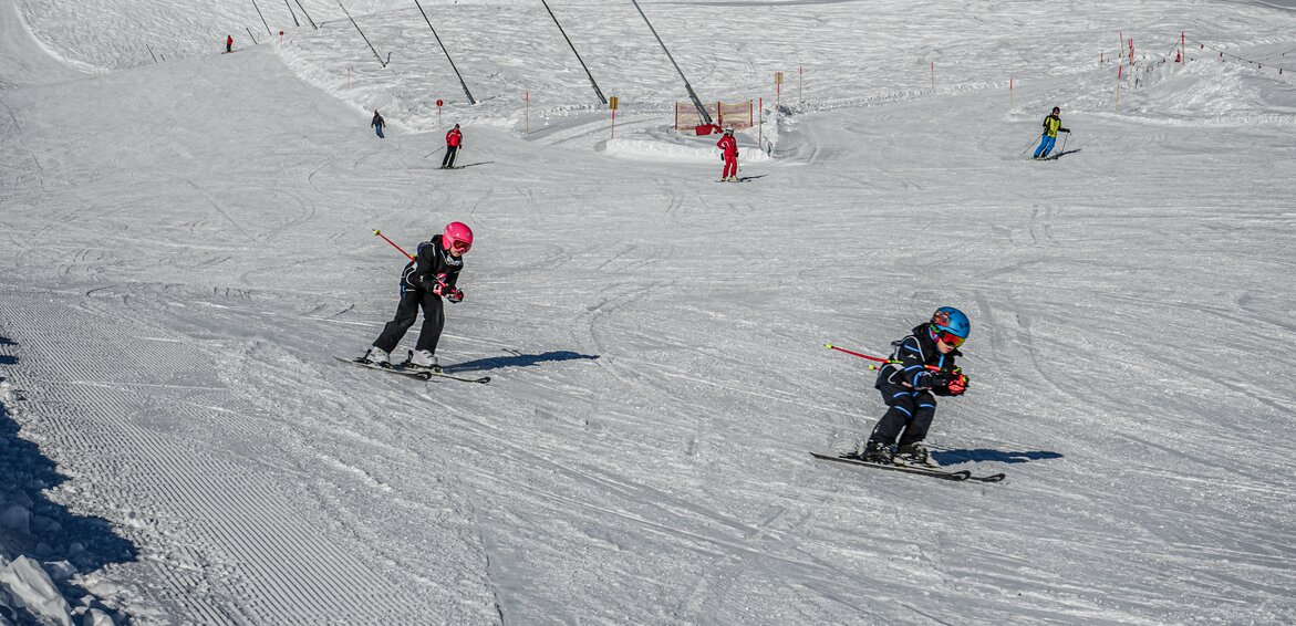 Zwei Kinder fahren beim Skikurs in der Silvretta Montafon die Piste hinunter. | © Silvretta Montafon - Vanessa Strauch