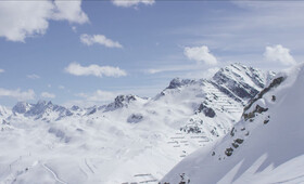 Panoramabild über beschneite Berglandschaft im Winter in der Silvretta Montafon