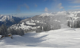 Schneebedeckte Winterlandschaft mit Aussicht auf das Tal im Winter in der Silvretta Montafon