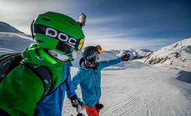Zwei junge Erwachsene machen ein Selfie auf der Piste in der Silvretta Montafon