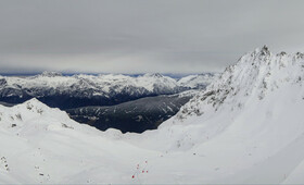Blick von Spitze auf verschneite Berglandschaft und reparierte Piste in der Silvretta Montafon