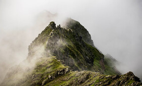 Die Spitze eines Berges ist durch den Nebel verdeckt im Sommer in der Silvretta Montafon