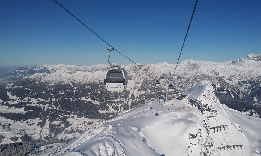 Ausblick von der Panorama Bahn Gondel auf das schneebedeckte Tal und die Berglandschaft