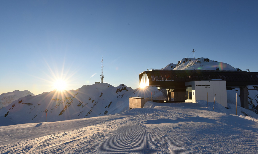 Die Panorama Bahn Bergstaion leuchtet im Licht der Sonne im Winter in der Silvretta Montafon