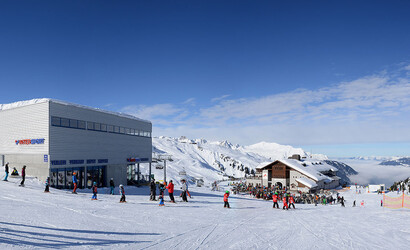 Intersport bei der Versettla Bergstation im Winter neben der Skipiste und Blick auf die Nova Stoba