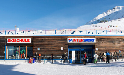 Der Intersport am Hochjoch bei der Bergstation im Winter im Sonnenschein