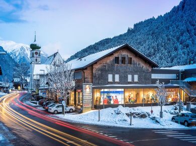 Der Intersport in St. Gallenkirch Zentrum im Winter als Außenansicht
