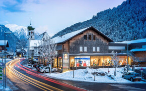 Der Intersport in St. Gallenkirch Zentrum im Winter als Außenansicht