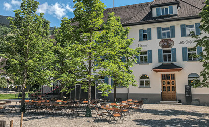 Aussenansicht mit Gastgarten im Josefsheim Restaurant & Hostel in Schruns.