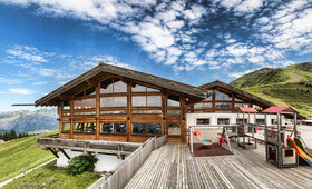 Das Kapellrestaurant im Sommer mit großer Terasse in der Silvretta Montafon