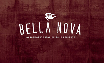 Roter Hintergrund mit weißer Bella Nova Schrift als Logo