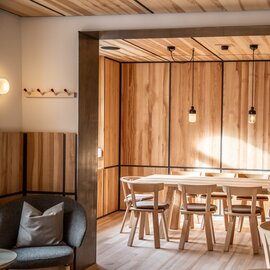 Restaurant St. Josefsheim mit warmen Holz Design