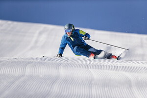 Skifahrer carvt die Piste hinunter