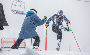 Zwei Rennläufer wärmen sich im Schneefall für das Rennen auf in der Silvretta Montafon