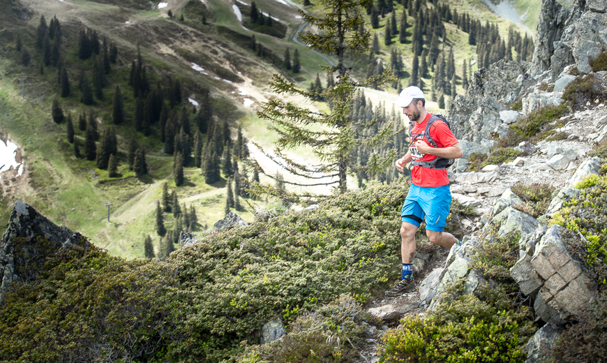 Ein Teilnehmer des Montafon Totale Trails saust der Strecke entlang den Berg hinunter 