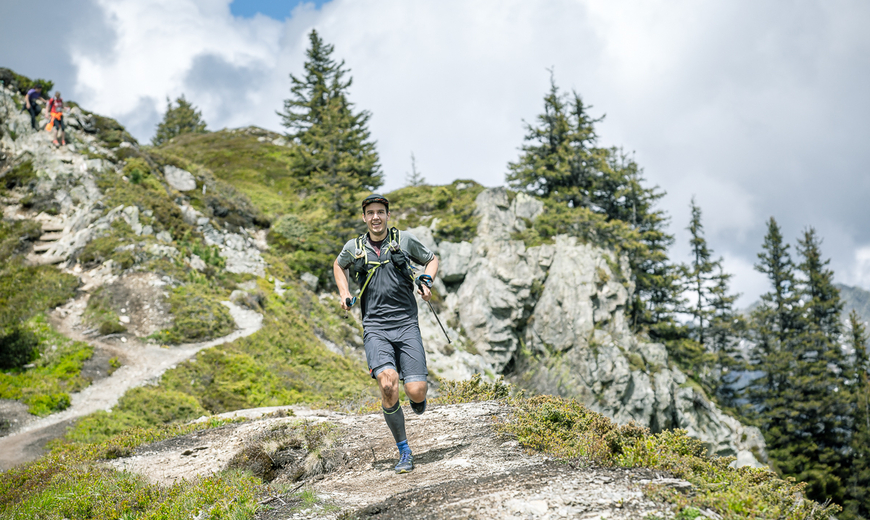 Ein Bergläufer des Montafon Totale Trails sprintet die Strecke entlang