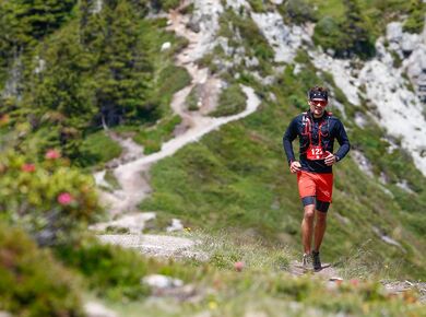 Ein Teilnehmer des Montafon Totale Trails rennt die Strecke entlang im Gebirge