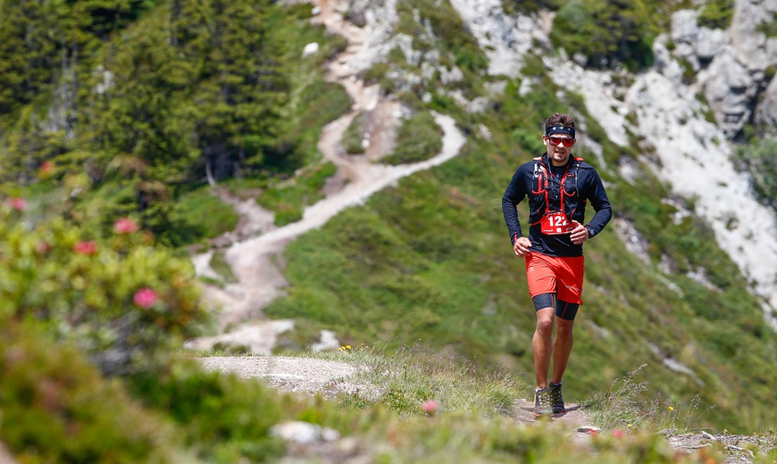 Ein Teilnehmer des Montafon Totale Trails rennt die Strecke entlang im Gebirge