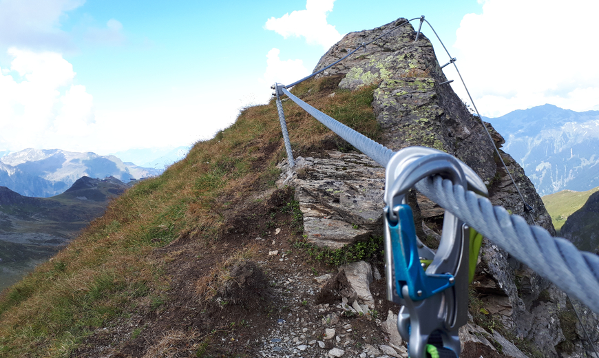 Ein Seil des Klettersteiges führt zur Bergspitze Madrisella 