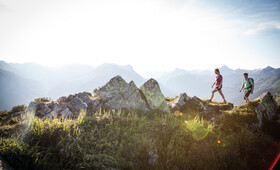 Zwei Personen wandern einen Wanderweg im Sommer in der Silvretta Montafon entlang