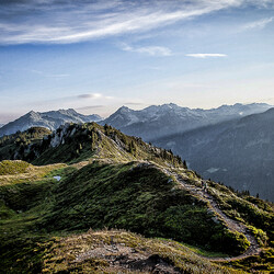Wanderweg Gantekopf mit Bergpanorama im Licht des Sonnenaufgang