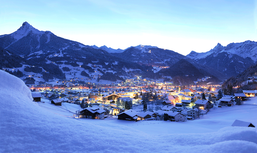 Der Ort Schruns in der Silvretta Montafon bei Abend im Winter