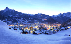 Der Ort Schruns in der Silvretta Montafon bei Abend im Winter