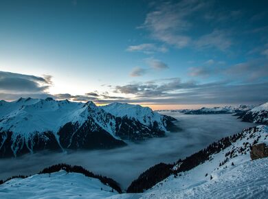 Morgendämmerung in den Bergen mit Blick auf Tal im Nebel