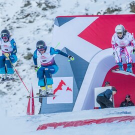 Skifahrer beim Weltcup-Event im Ski- und Snowboardcross Silvretta Montafon beim Start