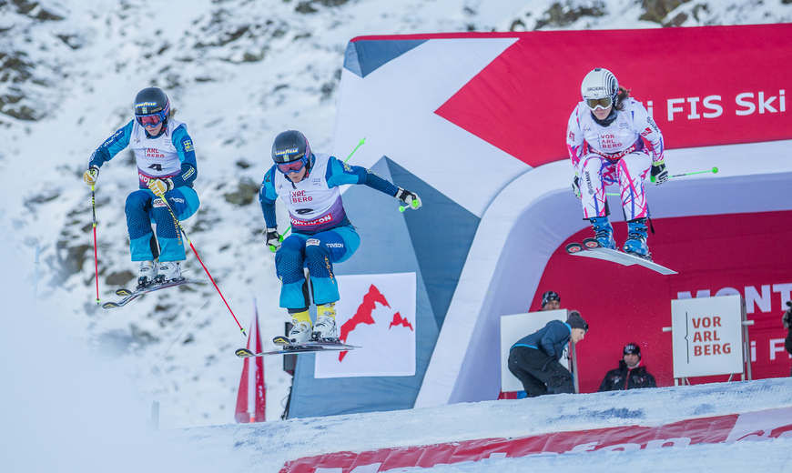 Skifahrer beim Weltcup-Event im Ski- und Snowboardcross Silvretta Montafon beim Start