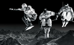 Zwei Ski Cross Fahrer und ein Snowboard Cross Fahrer springen in der Luft mit schwarzem Hintergrund und Berge