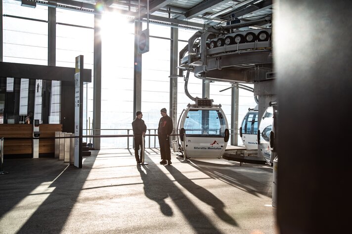 Zwei Personen stehen bei einer Kabinenseilbahn in der Silvretta Montafon  | © Silvretta Montafon 