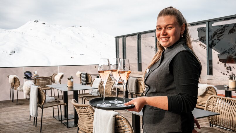 Die Kellnerin serviert Rose Wein in der Silvretta Montafon  | © Silvretta Montafon - Vanessa Strauch 