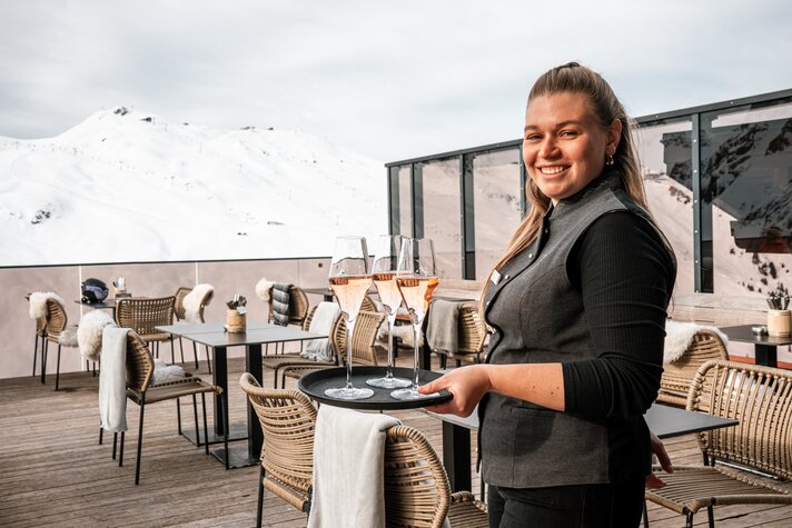 Die Kellnerin serviert Rose Wein in der Silvretta Montafon  | © Silvretta Montafon - Vanessa Strauch 