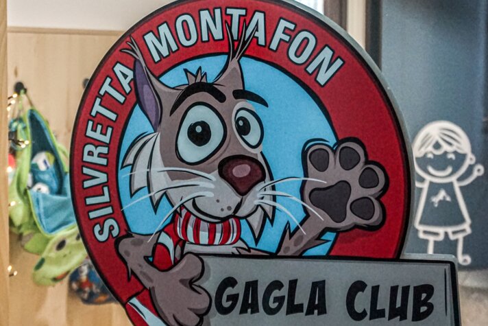 Glasschaufenster mit Monti Lux Motiv im Gagla Club in der Silvretta Montafon  | © Silvretta Montafon 