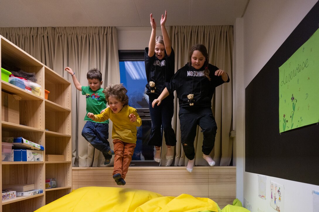 Vier Kinder hüpfen auf eine Matte im Gagla Club in der Silvretta Montafon  | © Silvretta Montafon