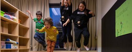 Vier Kinder hüpfen auf eine Matte im Gagla Club in der Silvretta Montafon  | © Silvretta Montafon